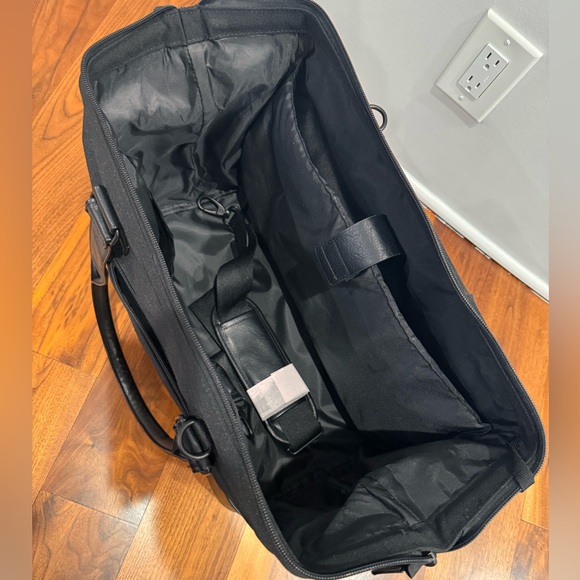 BEIS TRAVEL: The Weekender 
in Black - Picture 6 of 7